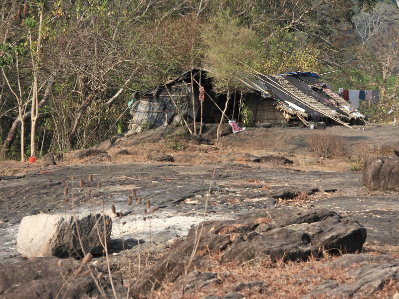 04_DSCN3481_Einheimischen-Behausung-auf-Granitfelsen